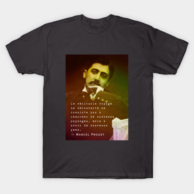 Marcel Proust portrait and quote: Le véritable voyage de découverte ne consiste pas à chercher de nouveaux paysages... T-Shirt by artbleed